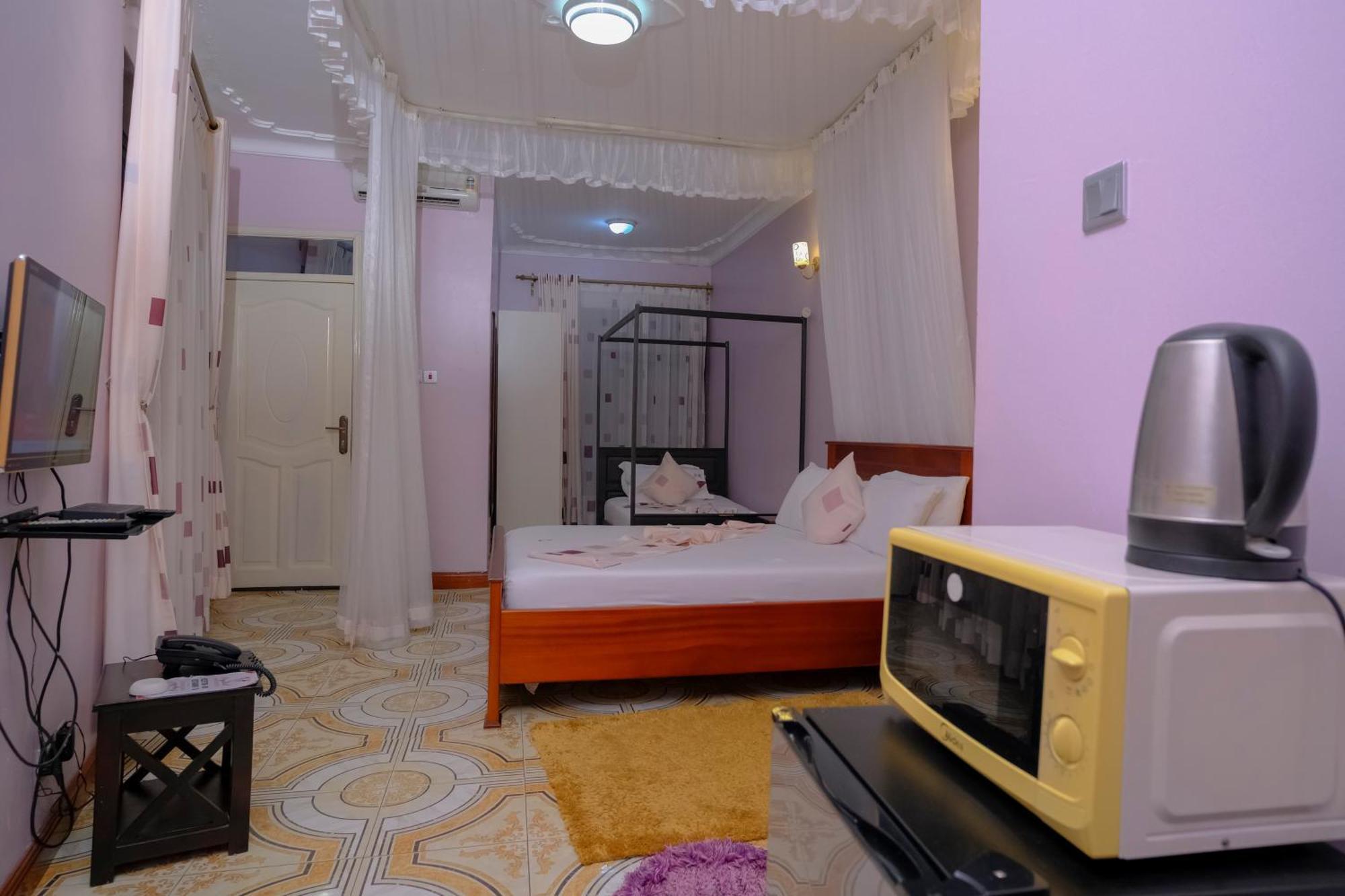 Crystal Apartments Entebbe Uganda Next To Un Base Exterior photo