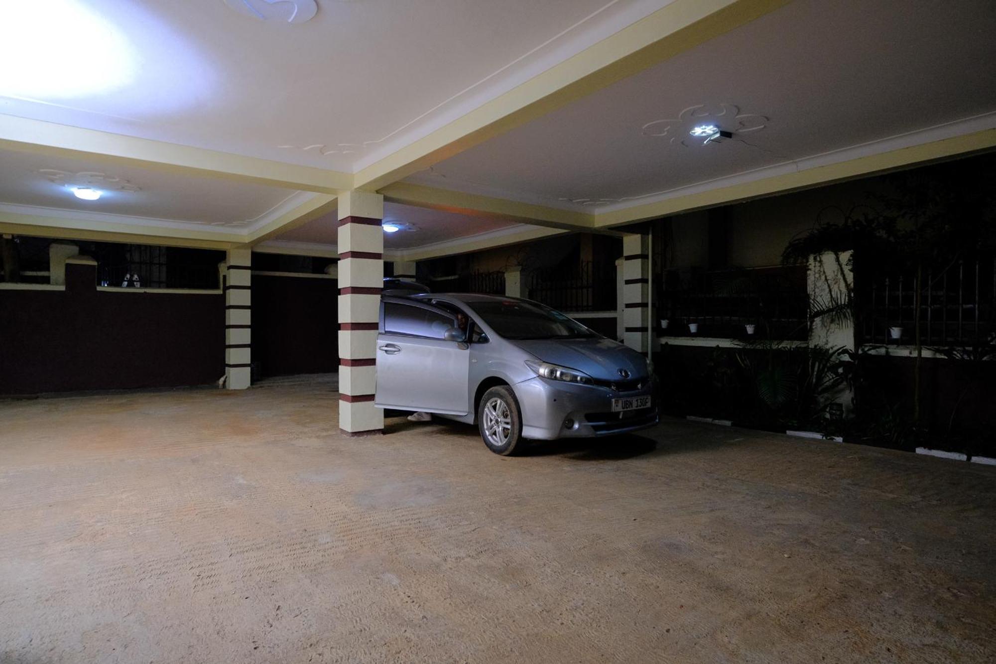 Crystal Apartments Entebbe Uganda Next To Un Base Exterior photo
